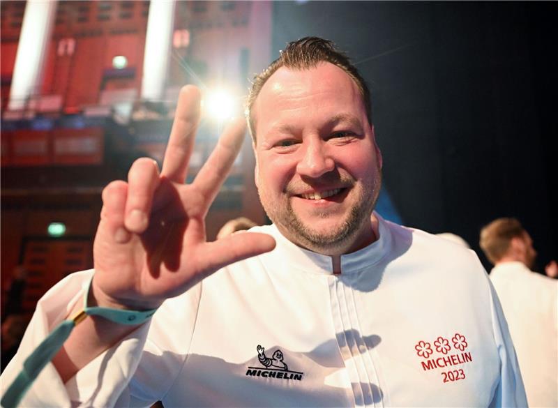 Michelin vergibt Rekordzahl an Sternen Jan Hartwig vom Restaurant «Jan» in München ist Deutschlands neuester Drei-Sterne-Koch.