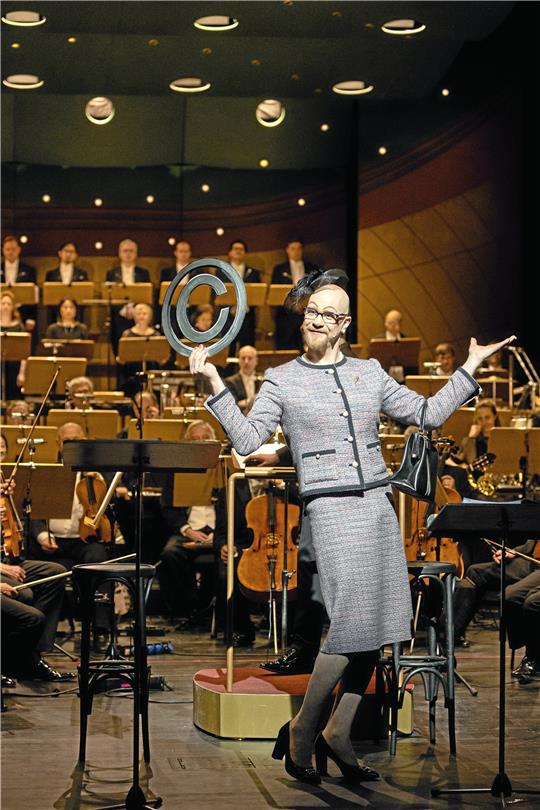 Jan Kämmerer führt als Erzähler durch die Handlung von Monty Python’s „Das Leben des Brian“, ein umwerfendes Vergnügen – kein Wunder also, dass die Produktion in der kommenden Theatersaison 2023/24 wieder aufgenommen wird. Foto: Tim Müller