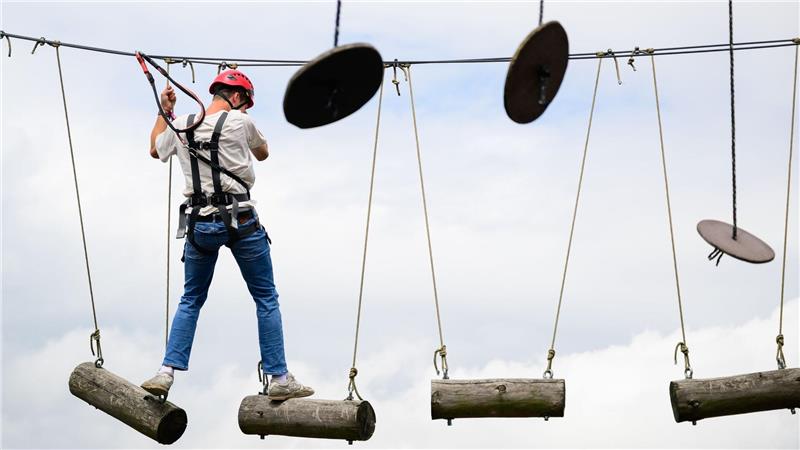 Von Fußballgolf bis Barfußpark: Freizeitideen im Norden Jan-Lucas Maier-Luft klettert im Kletterpark Höhenwegarena.