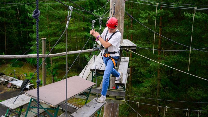 Von Fußballgolf bis Barfußpark: Freizeitideen im Norden Jan-Lucas Maier-Luft klettert im Kletterpark Höhenwegarena.