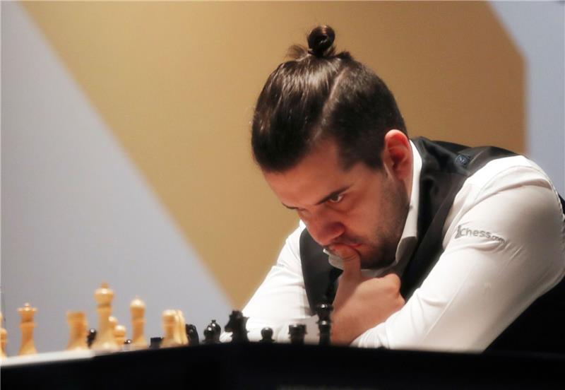Schach-Held Nepomnjaschtschi: Auf Distanz zu den Kremltürmen Jan Nepomnjaschtschi hat seine Führung bei der Schach-WM verteidigt.