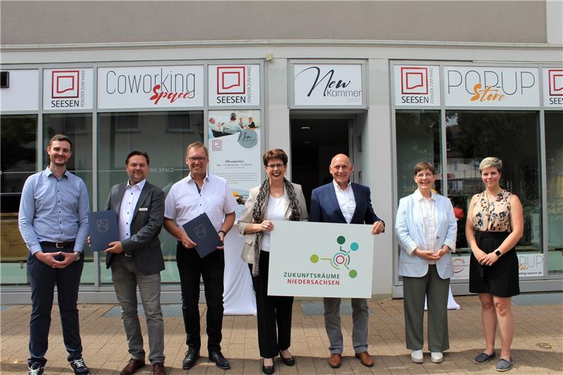 Jan Niklas Kott (Projektmanager der NewKammer), Wirtschaftsförderer Tobias Heupke, Fachbereichsleiter Thorsten Scheerer, Ministerin Birgit Honé, der stellvertretende Bürgermeister Uwe Zimmermann, Ulrike Witt (Landesbeauftragte des Amtes für regionale Landesentwicklung) und Isabell Hoffmann Stadt Seesen).  Foto: Stadt Seesen