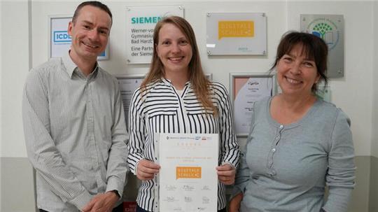 Jan Steuernagel, Koordinator der Sekundarstufe zwei, Katharina Franz, Fachgruppenleitung Medien und Informatik und Schulleiterin Inga Rau präsentieren stolz die neue Auszeichnung.