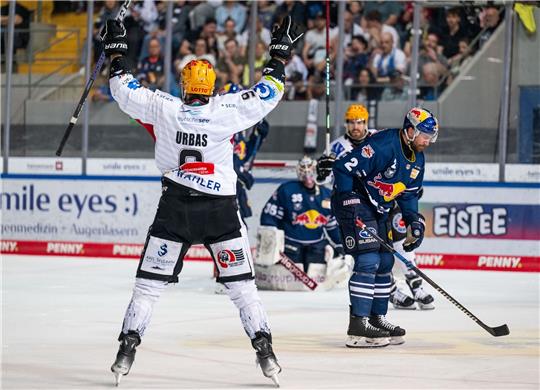 Jan Urbas von den Fischtown Pinguins Bremerhaven bejubelt sein Tor zum 0:3 gegen den EHC Red Bull München.