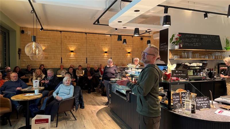 Jan Werkmeister vom Marketingbeirat erklärt den Besuchern der Info-Veranstaltung, wie wichtig eine gemeinsame Dachmarke für das Marketing ist.