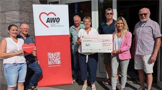 Jana Müller, Hans-Joachim Götting, Herbert Brauer, Ute Taube, Helmut Breitkopf (alle Awo), Melanie Apel (Sparkasse) und Volker Taube (Awo) treffen sich zur Spendenübergabe in der Begegnungsstätte.