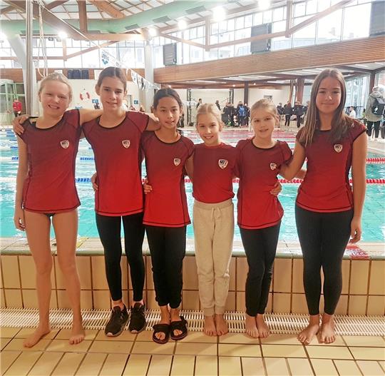 Jana Papstein, Isabella Janitzki, Marissa Röttger, Marlene Knoop, Nele Habig und Mariella Günther (v. li.) vom MTV Goslar holen sich in Hildesheim den Landesmeistertitel in der Staffel. Foto: Privat
