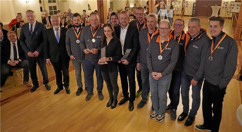 Jana Seel und Eike Bruns (Mitte) sind die Sportler des Jahres 2023, der Golfclub Harz stellt die Mannschaft des Jahres. Sie alle werden von Bürgermeister Ralf Abrahms und dem Sprecher der Sport-AG, Hans Herwig Schlottke, (v.l.) geehrt. Fotos: Schlegel