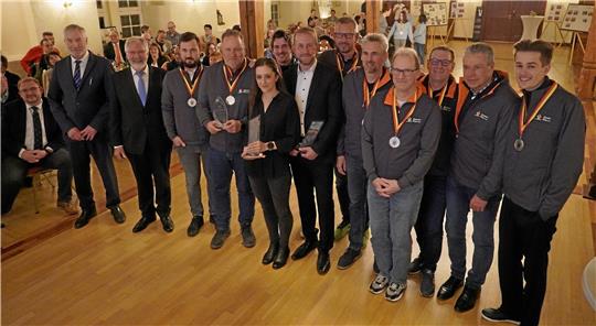 Jana Seel und Eike Bruns (Mitte) sind die Sportler des Jahres 2023, der Golfclub Harz stellt die Mannschaft des Jahres. Sie alle werden von Bürgermeister Ralf Abrahms und dem Sprecher der Sport-AG, Hans Herwig Schlottke, (v.l.) geehrt. Fotos: Schlegel