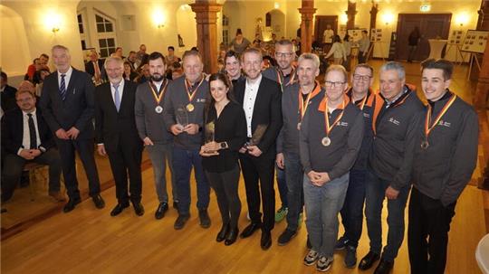 Jana Seel und Eike Bruns (Mitte) waren Sportler des Jahres 2023, der Golfclub Harz stellte die Mannschaft des Jahres. Sie alle wurden von Bürgermeister Ralf Abrahms und dem Sprecher der Sport-AG, Hans Herwig Schlottke, (v.l.) geehrt. Am Mittwoch werden die Nachfolger gekürt.