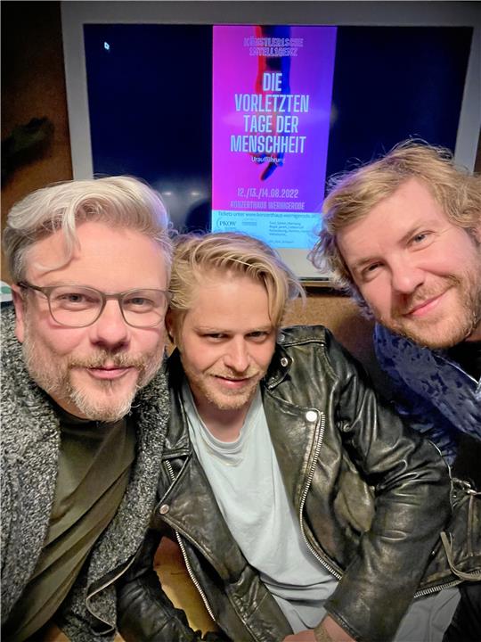 Janek Liebetruth (Inszenierung, v.l.), Karl Schaper (Performance), Sören Hornung (Text) bei der ersten Konzeptionsbesprechnung für „Die vorletzten Tage der Menschheit“.  Foto: Künstlerische Intelligenz