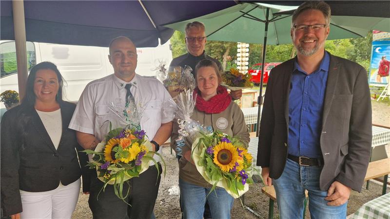 Janett Maurer und Andreas Bartels von der Tourist-Information Hohegeiß umrahmen die neuen Volks- und Gästekönige Gino Morley, Christian Mayr und Kai Lax.