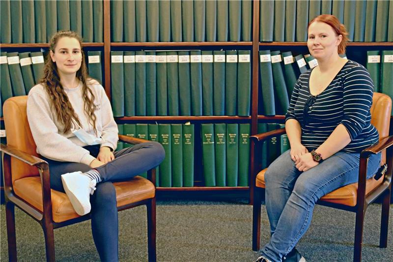 GZ-Podcast mit Janine S.: „Multiple Sklerose ist ein Chamäleon“ Janine S. (rechts) und GZ-Moderatorin Caterina Klaeden sprechen im Podcast „Gäste-Zimmer“ über ein Leben mit MS. Foto: Roß