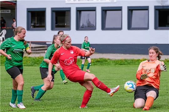 Janine Schäfer vom FC Groß Döhren scheitert in dieser Szene an Schöningens Torfrau Lisa Sofie Alich. Zu anderen Zeitpunkten des Spiels macht sie es besser und erzielt das 2:1 und das 4:1. Foto: Drechsler