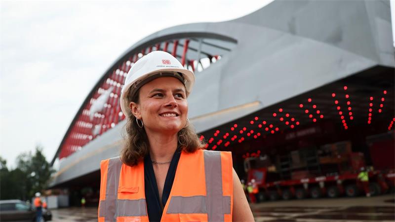 108 Meter lange neue Bahnbrücke rollt durch Hamburg Janna Widmaier leitet das Mammutprojekt im Hamburger Bezirk Altona.