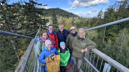Janne (vorn mit Rucksack) ist die zweimillionste Besucherin auf dem Baumwipfelpfad. Sie macht mit ihrer Familie (Mutter Andrea, Vater Mario und Bruder Henry) Urlaub in Bad Harzburg. Begrüßt wird die junge Jubilarin von (v.r.) Eva-Christin Ronkainen-Kolb, Holger Kolb und KTW-Chef Bernd Vollrodt.