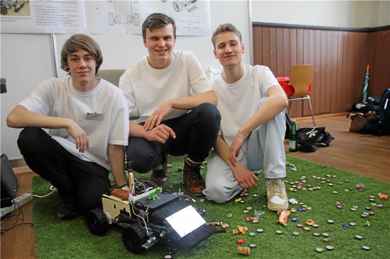 Jannes Janzer, Tim Trautzsch und Mattis Franz Harling vom Campe-Gymnasium in Holzminden haben einen Roboter gebaut, der alleine Müll aufsammeln kann. Foto: Jenzora