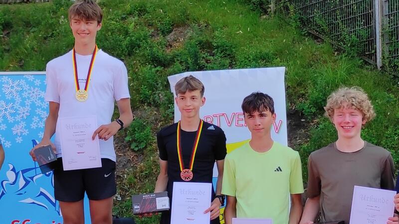 Jannes Nothdurft (l.) ist in Zwiesel schnellster Läufer in der Jugend 16 über 3000 Meter, Janne Hausmann (2. v. r.) landet auf Rang vier.