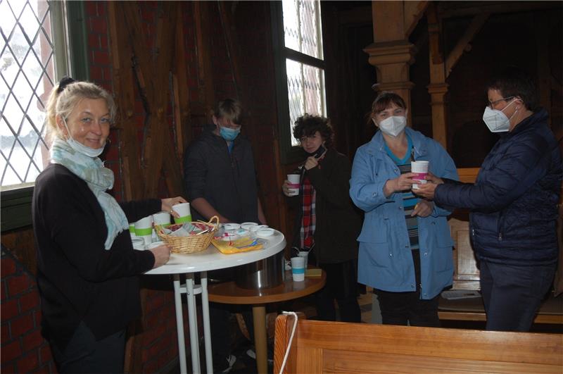 Eine ukrainische Suppe nach dem Gottesdienst Jannette Rehmer, Mathias, Selina, Olga aus Kiew und Inecke Bouma freuen sich, dass die ukrainische Gemüsesuppe so gut schmeckt. Foto: Breutel