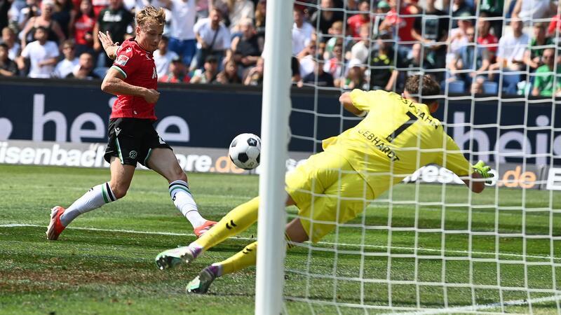 Hannover 96 souverän: 2:0 gegen Rückkehrer Jahn Jannik Dehm (l) erzielt das 2:0 für Hannover 96 gegen Jahn-Torwart Felix Gebhardt.