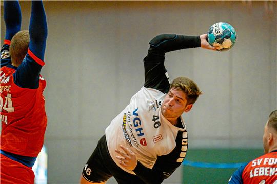 Jannik Fürst von der HSG Liebenburg-Salzgitter ist mit 14 Toren der überragende Spieler in der Partie gegen den MTV Hornburg. Damit führt er sein Team zum 36:30-Sieg. Foto: GZ-Archiv