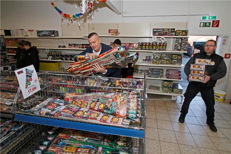 Jannik Hasselberg von Wiglo sortiert die Raketen ein.  Foto: Epping