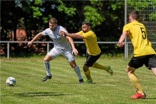 Jannik Kassebaum (li.) bestreitet am Sonntag sein erstes Heimspiel der neuen Saison mit dem VfL Oker. Nach dem Sieg beim FC Othfresen will das Team nun gegen die SG Roklum-Winnigstedt nachlegen.  Foto: Drechsler