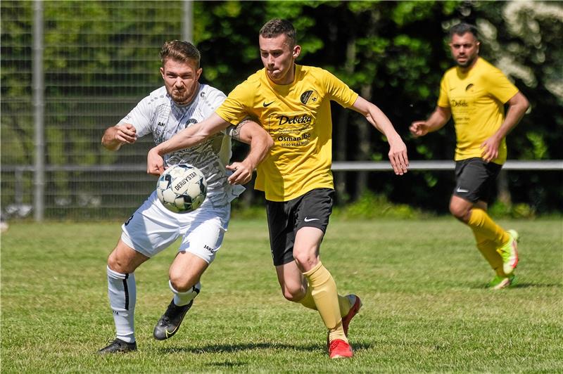 GSC-Duo nach Bad Harzburg, Harlingerode holt Okeraner Jannik Kassebaum (li.), hier im Zweikampf mit dem Rammelsberger Jannis Lüer, wechselt zusammen mit seinem Bruder Luca vom VfL Oker zu Aufsteiger SC 18 Harlingerode. Foto: Drechsler