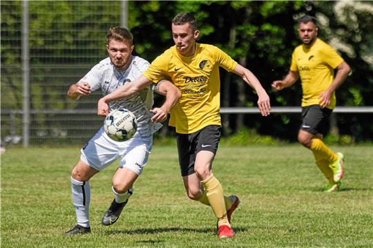 Jannik Kassebaum (li.), hier im Zweikampf mit dem Rammelsberger Jannis Lüer, wechselt zusammen mit seinem Bruder Luca vom VfL Oker zu Aufsteiger SC 18 Harlingerode. Foto: Drechsler