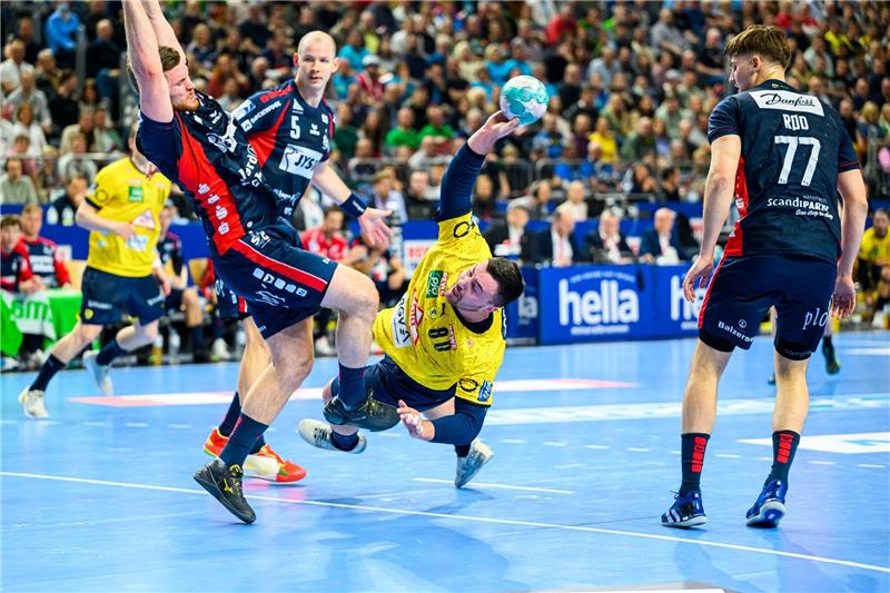 Magdeburg und Rhein-Neckar Löwen hoffen auf Pokal-Triumph Jannik Kohlbacher (M) und die Rhein-Neckar Löwen stehen im Pokalfinale.