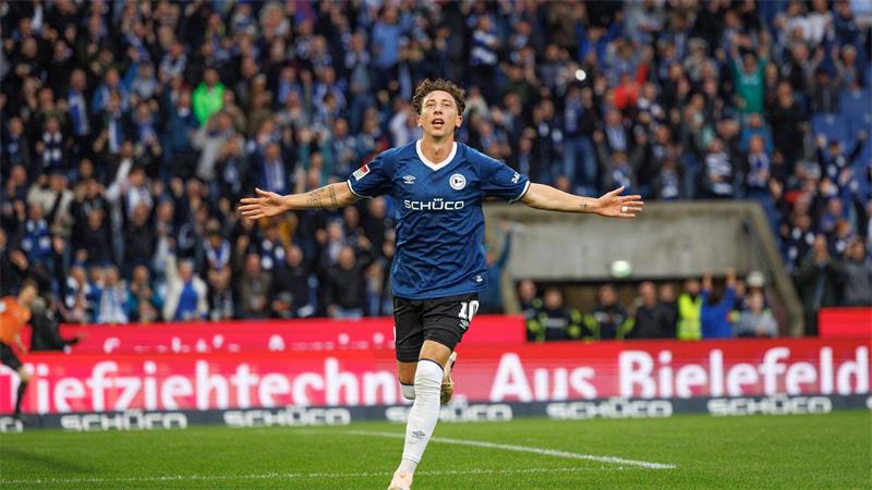 2:2 in Bielefeld: St. Pauli jetzt seit 188 Tagen ohne Sieg Jannik Rochelt bejubelt den 1:0-Führungstreffer für Arminia Bielefeld.