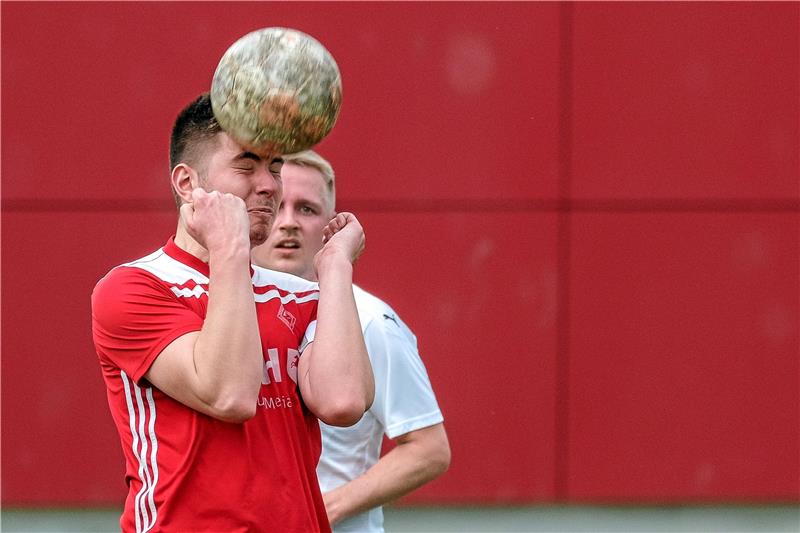 Formkrise: Vieles ist Kopfsache beim VfL Liebenburg Jannik Schulz klärt den Ball per Kopf. Die Augen können die Liebenburger vor der aktuellen Situation allerdings nicht verschließen. Foto: Drechsler