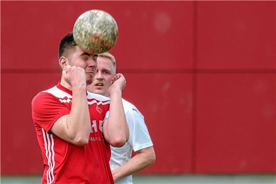 Jannik Schulz klärt den Ball per Kopf. Die Augen können die Liebenburger vor der aktuellen Situation allerdings nicht verschließen. Foto: Drechsler
