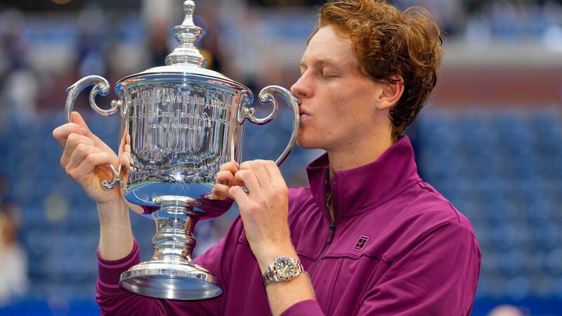 Swift hofft vergeblich: Sinner feiert US-Open-Titel Jannik Sinner feiert den Titel bei den US Open emotional.
