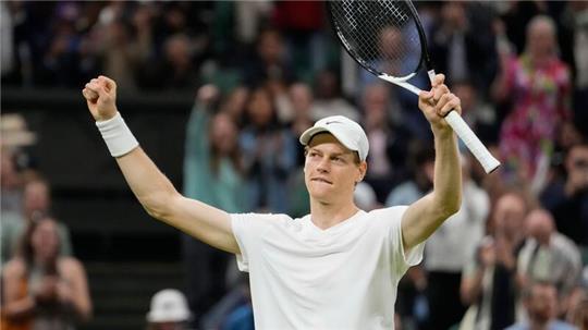 Jannik Sinner hat sich in Wimbledon gegen seinen italienischen Landsmann Matteo Berrettini durchgesetzt. 