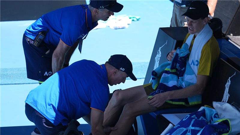 Jannik Sinner hatte im heißen Melbourne mit Krämpfen zu kämpfen.