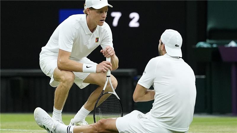 Verletzungsdrama: Sinner in Wimbledon nach Aufgabe weiter Jannik Sinner (l) kümmert sich um Grigor Dimitrow.