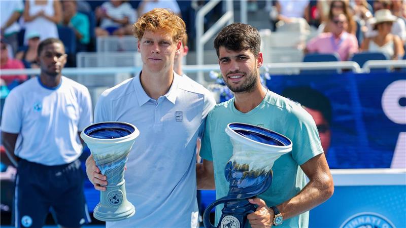 Erschöpfter Sinner gibt auf: Alcaraz gewinnt in Cincinnati Jannik Sinner (l) und Carlos Alcaraz bei der Siegerehrung.