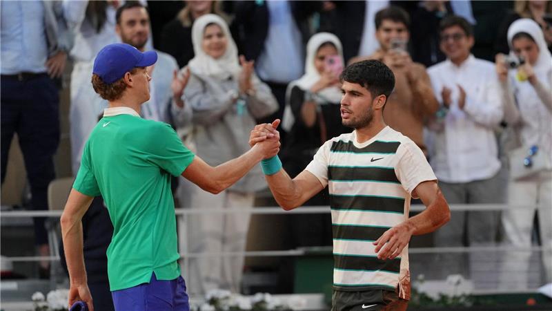Jannik Sinner (l) und Carlos Alcaraz (r) stehen sich zum dritten Mal nacheinander im Endspiel eines Grand-Slam-Turniers gegenüber.