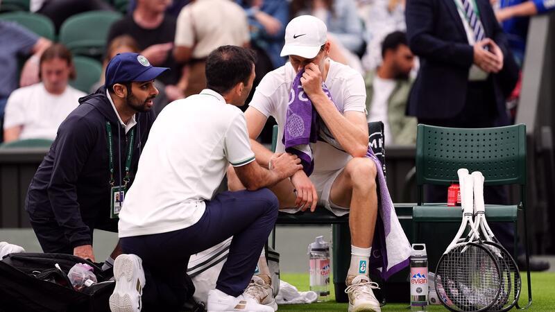 Titelkandidat Sinner scheidet im Wimbledon-Viertelfinale aus Jannik Sinner musste während der Viertelfinal-Partie eine medizinische Auszeit nehmen.