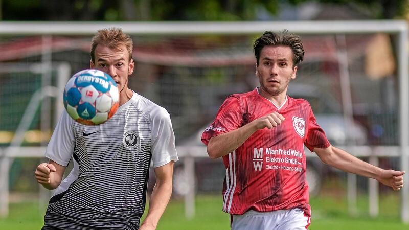 Jannis Gatzke (l.) eröffnet den Torreigen für den SV Hahndorf beim 4:1-Sieg gegen den MTV Bornhausen.
