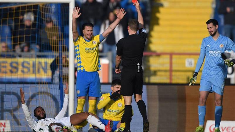 Schalke 04 enttäuscht beim 0:0 in Braunschweig Jannis Nikolaou sah nach einer Notbremse die Rote Karte.