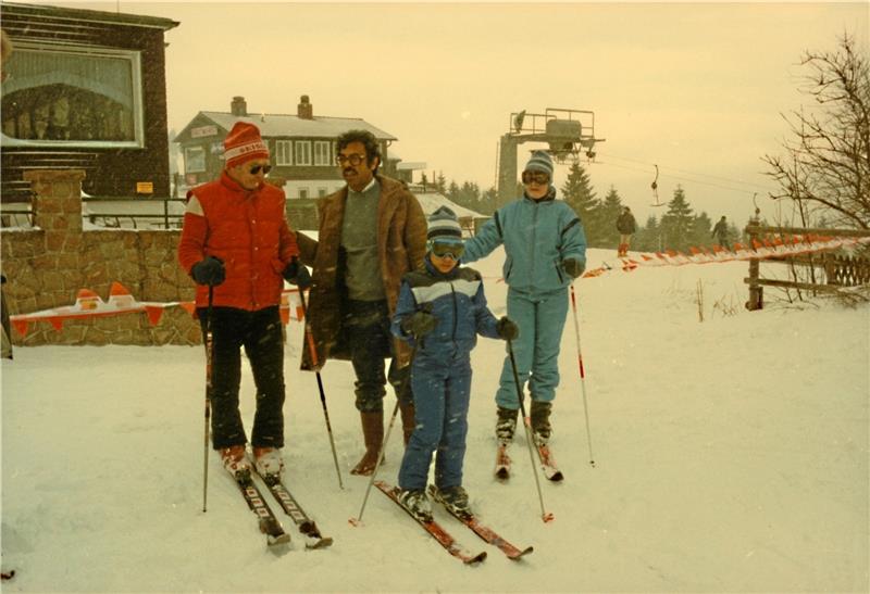 Bei diesem Bad Harzburger lernte der saudische Prinz Skifahren Januar 1984: Herbert Stuhlpfarrer (links) zeigt dem Prinzensohn und heutigen saudi-arabischen Außenminister Faisal bin Farhan den richtigen Stand auf Skiern. Vater Farhan al Faisal bleibt im Rücken seines Sohnes lieber in Stiefeln stehen. Der Cousin des Königs hat in Bad Harzburg damals eine Wohnung und kommt in den 70er- und 80er-Jahren regelmäßig in den Harz. Foto: Ahrens-Bildarchiv