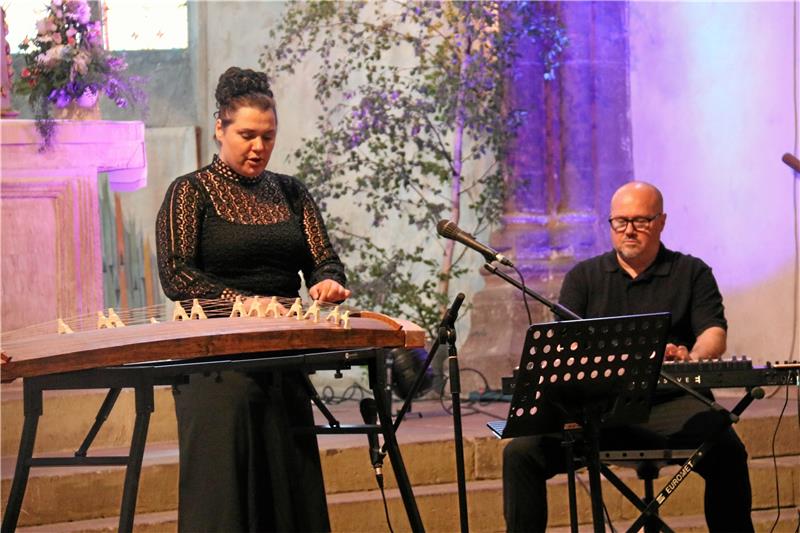 Japanische Musik mit dem Saiteninstrument Koto in der Frankenberger Kirche. Fotos: Zietz/Hartmann