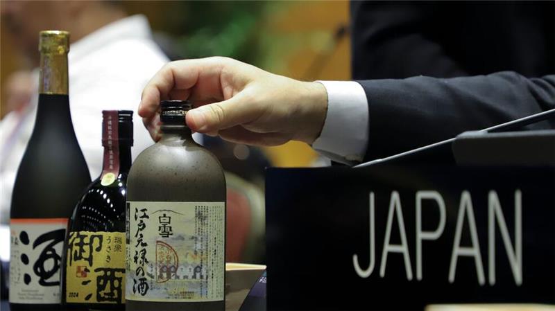 Japanischer Sake auf dem Tisch der japanischen Delegation während der Unesco-Welterbekonferenz in Asunción.