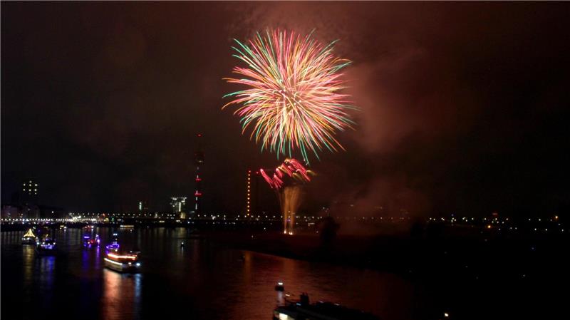 Japanisches Feuerwerk erhellte Ende Mai 2025 den Nachthimmel über dem Rhein. (Archivbild).