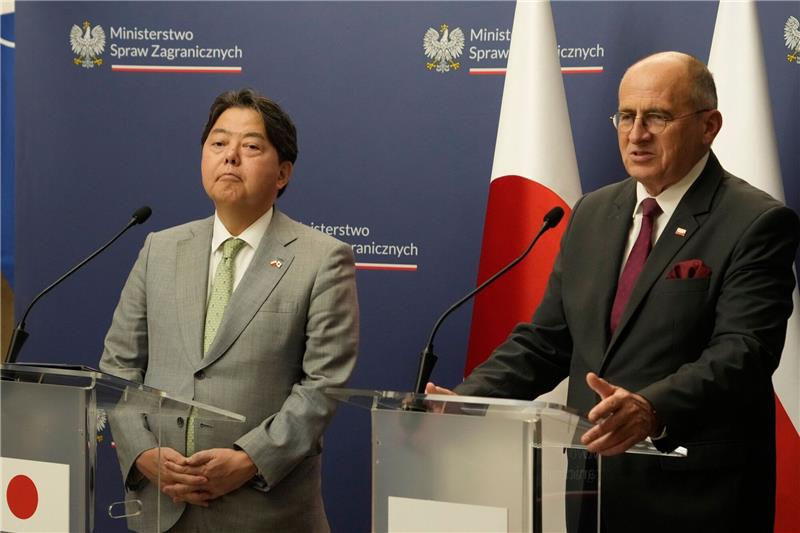 Japans Außenminister Hayashi überraschend in der Ukraine Japans Außenminister Yoshimasa Hayashi (l) gibt vor seinem Überraschungsbesuch in der Ukraine eine Pressekonferenz mit seinem polnischen Amtskollegen Zbigniew Rau in Warschau.