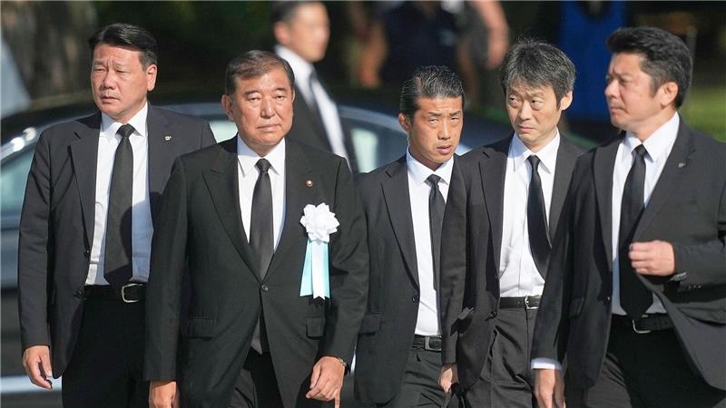 Hiroshima gedenkt Opfer des Atombombenabwurfs vor 80 Jahren Japans Premier Ishiba bekräftigt die Prinzipien, wonach Japan weder Atomwaffen produziert noch besitzt oder auf eigenem Boden erlaubt.