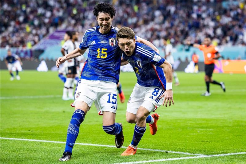Japans Ritsu Doan (r) jubelt mit Daichi Kamada nach seinem Tor zum 1:1.