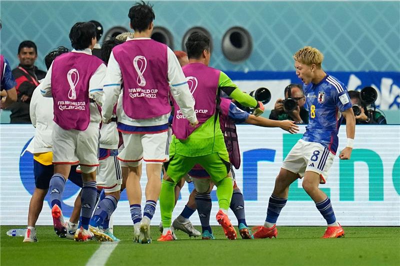 Japan überrumpelt nächsten Ex-Weltmeister - Spanien weiter Japans Ritsu Doan (r) trifft zum Ausgleich für Japan.